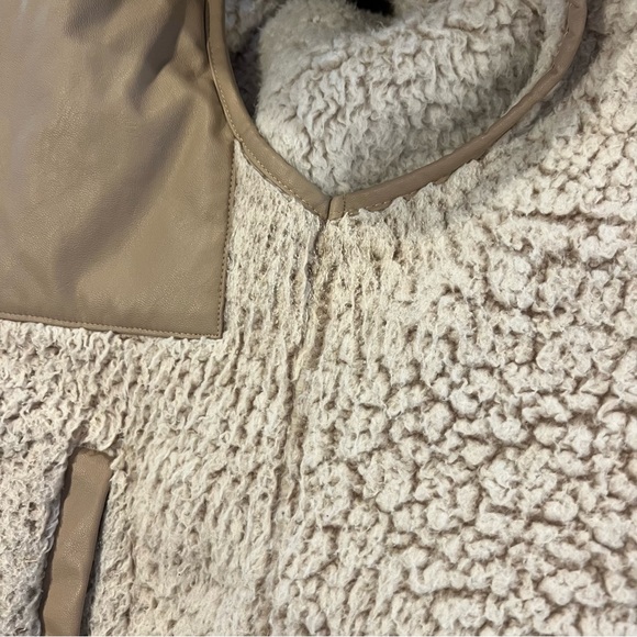 Abercrombie Cloud Sherpa Vest - Picture 7 of 7